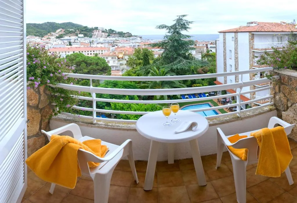 Habitación Doble con balcón y vistas a la piscina - 1 o 2 camas — Hotel GHT Neptuno-Tossa & Venus SPA