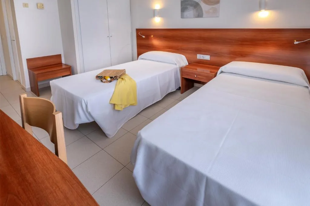 Camera doppia con balcone - 1 o 2 letti — Hotel GHT Simeon