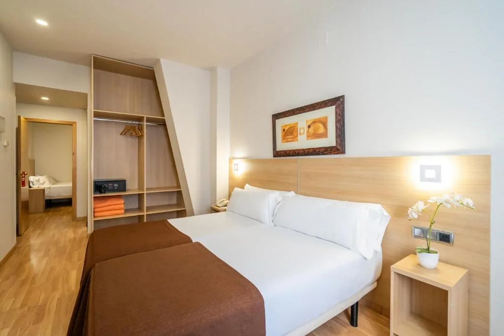 Camera tripla Superior — Hotel Glòries