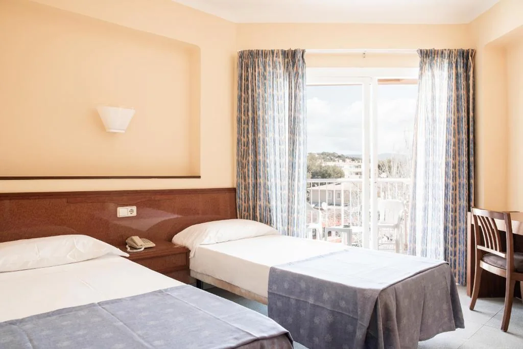 Camera doppia con letto supplementare (2 adulti + 1 bambino) - 2 letti — Hotel Golf Beach