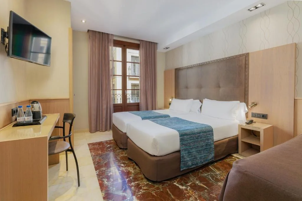 エキストラベッド付きダブルルーム（シングルベッド2台またはダブルベッド1台） — Hotel Gótico