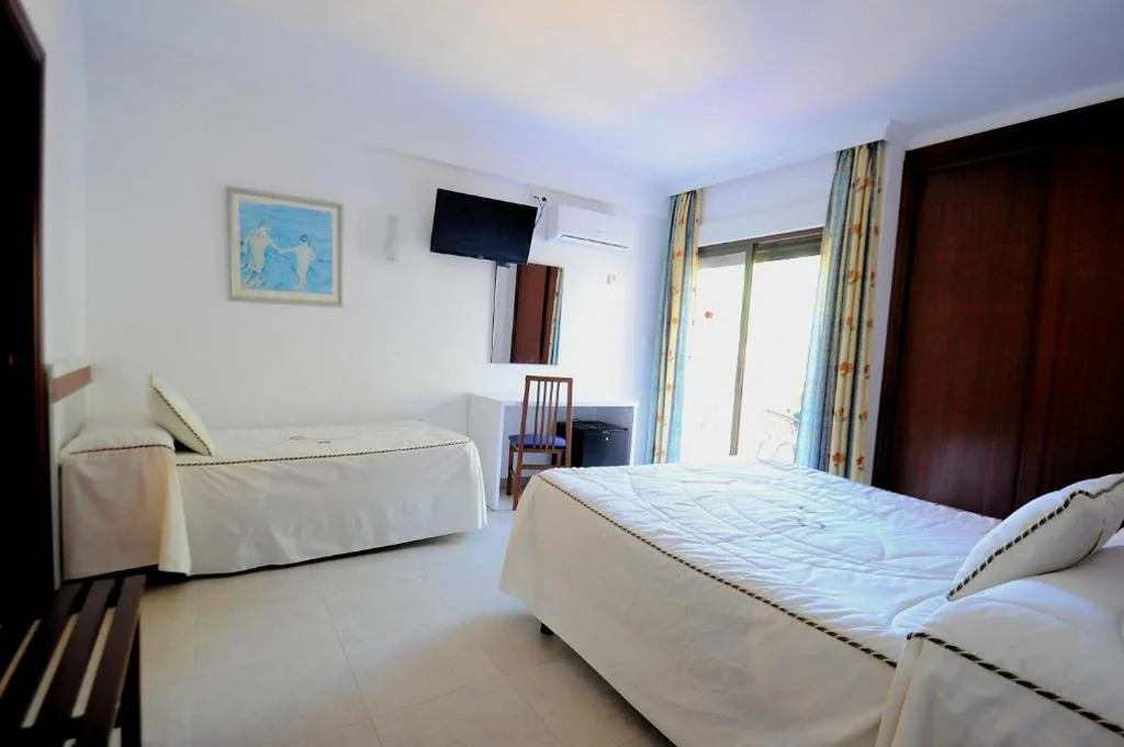 Habitación Triple Superior — Hotel Goya