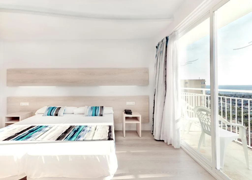 Habitación Doble con balcón y vistas parciales al mar - 1 o 2 camas — Hotel Gracia
