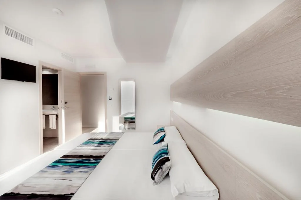 Habitación Triple con balcón — Hotel Gracia