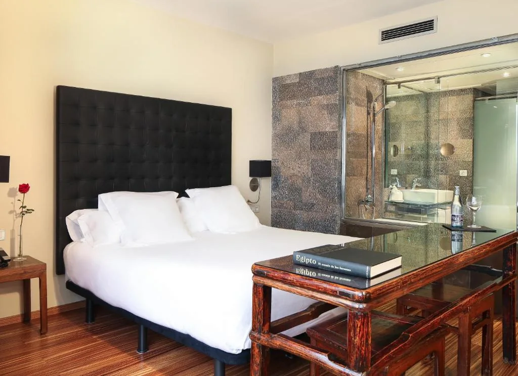 Quarto Triplo Deluxe — Hotel Gran Derby Suites, a Small Luxury Hotel of the World