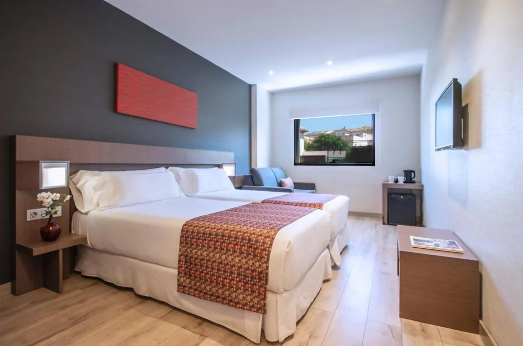 Quarto Triplo (2 adultos + 1 criança) — Hotel Granada by Pierre & Vacances
