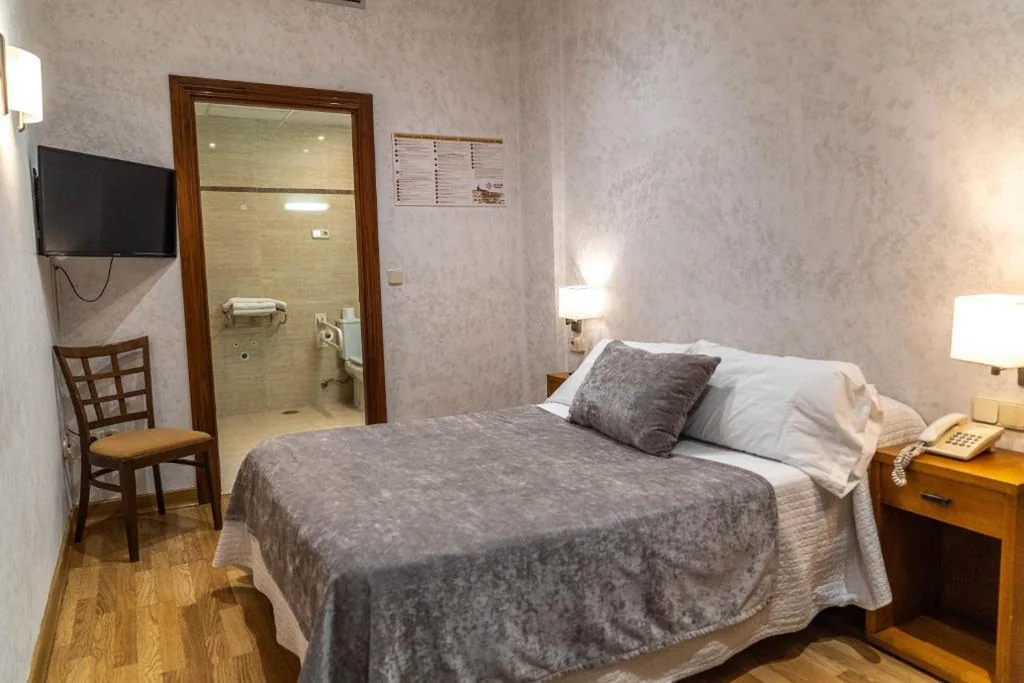 Budget Double Room — Hotel Granada Centro