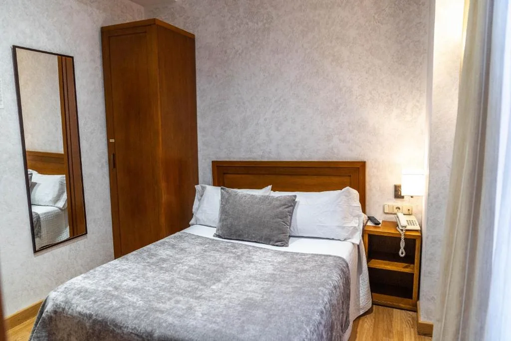 Small Double Room — Hotel Granada Centro