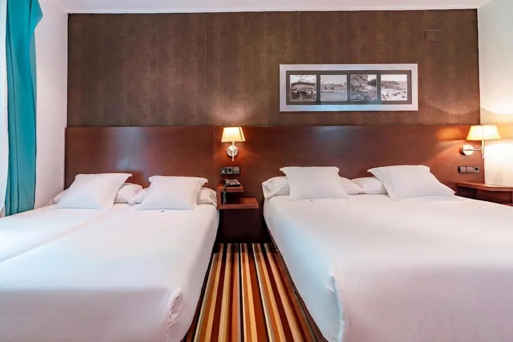 Habitación Familiar con aparcamiento — Hotel Granda
