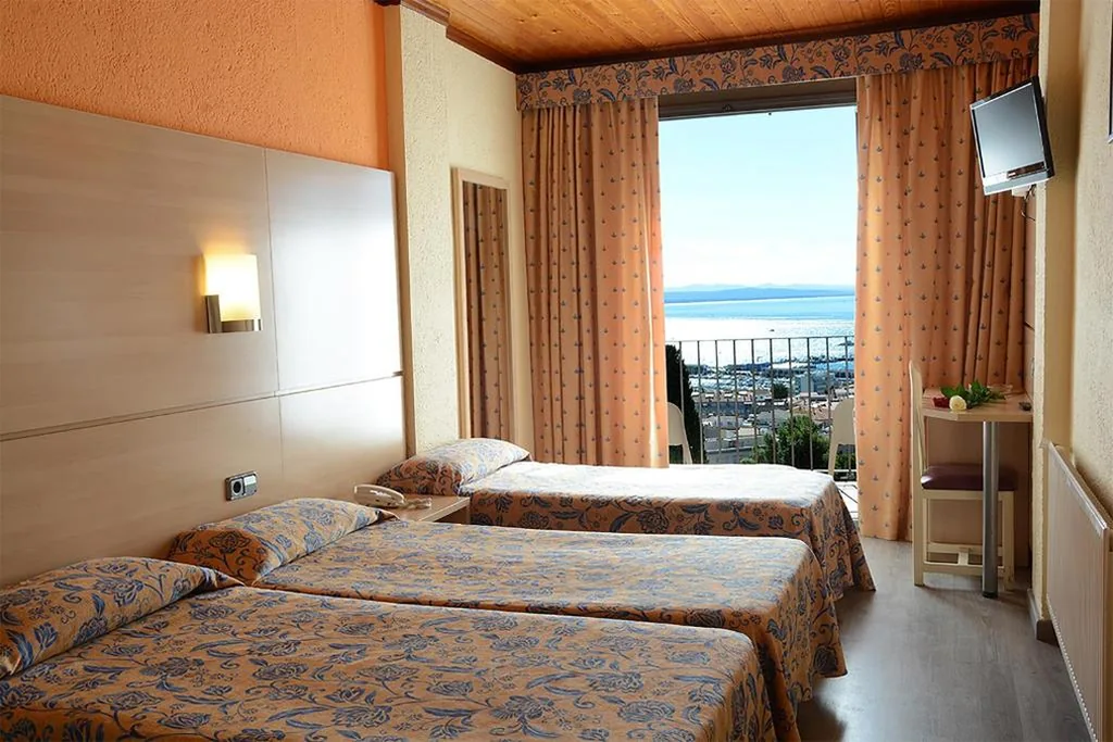 Habitación Triple — Hotel Grecs
