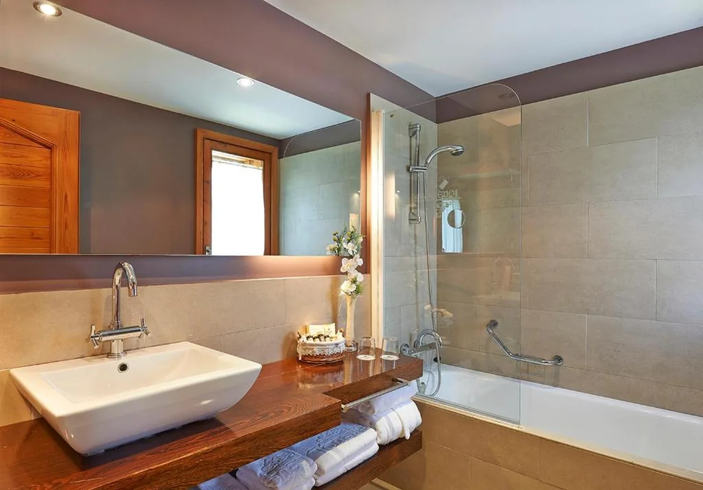 Camera tripla con accesso alla spa (2 adulti + 1 bambino) — Hotel Grèvol Spa