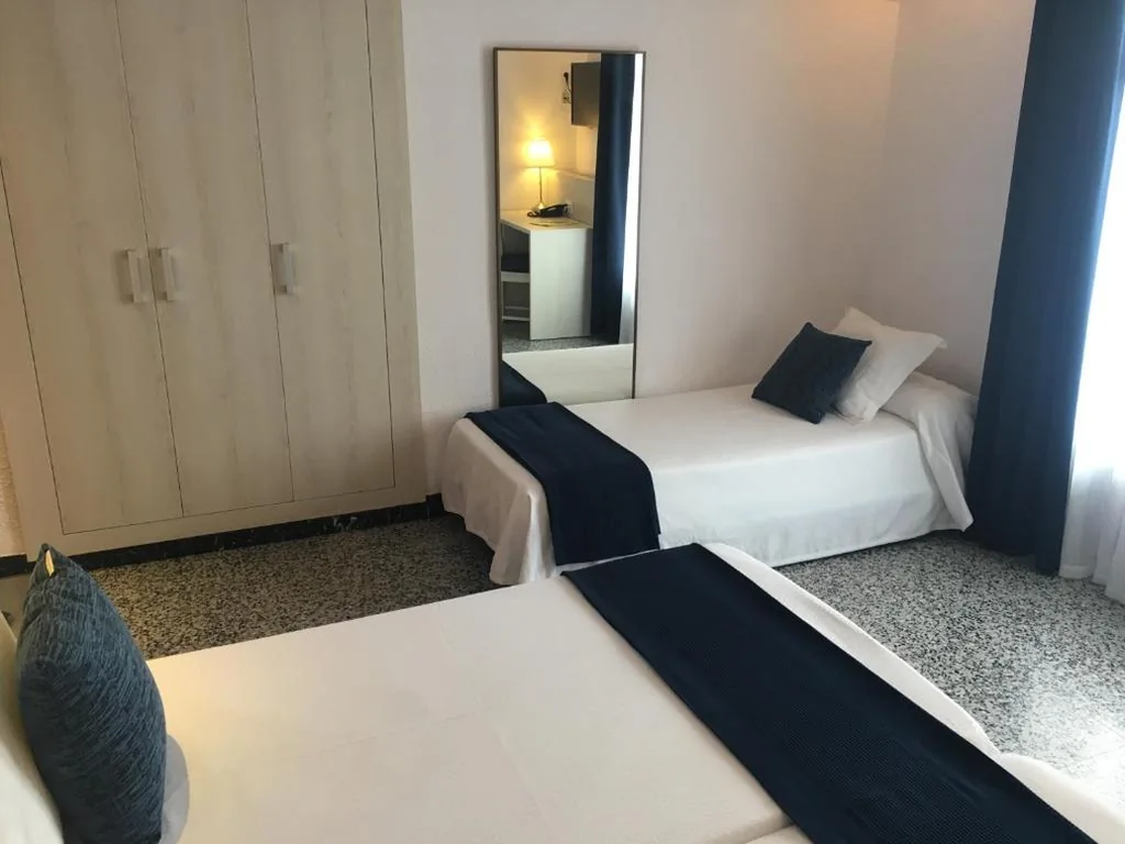 Chambre Triple avec balcon — Hotel Gri-Mar