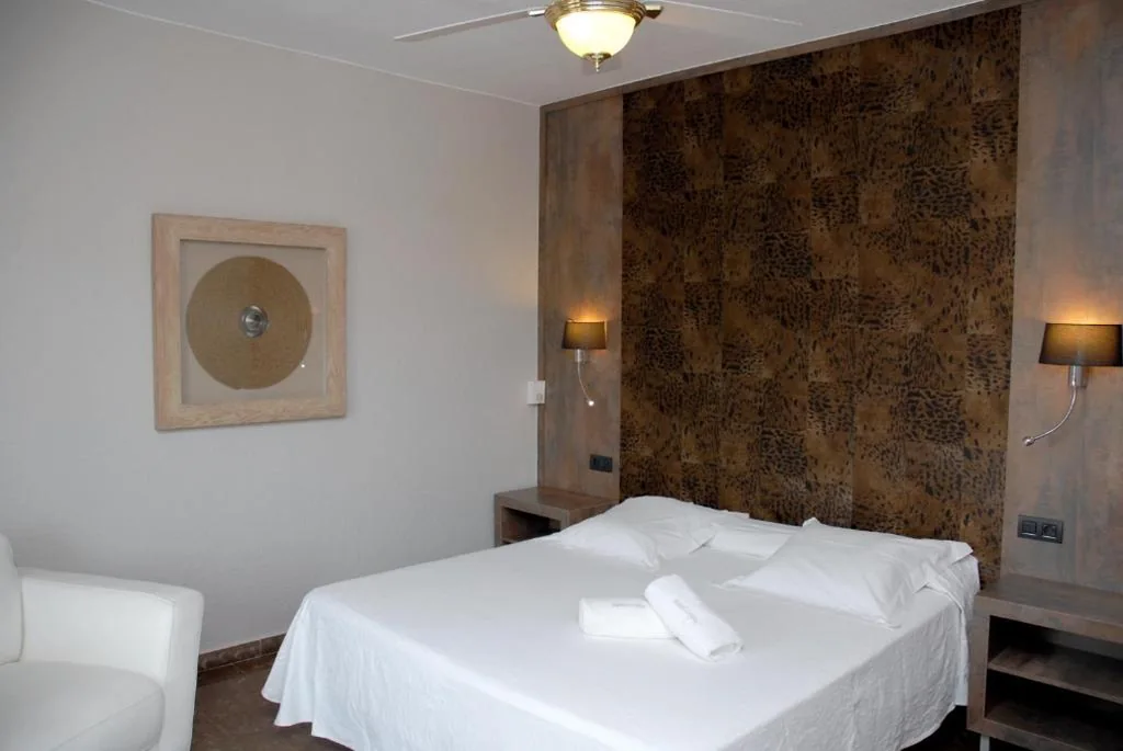 Chambre double avec balcon et vue sur la montagne — Hotel Grifeu y Restaurant - Costa Brava
