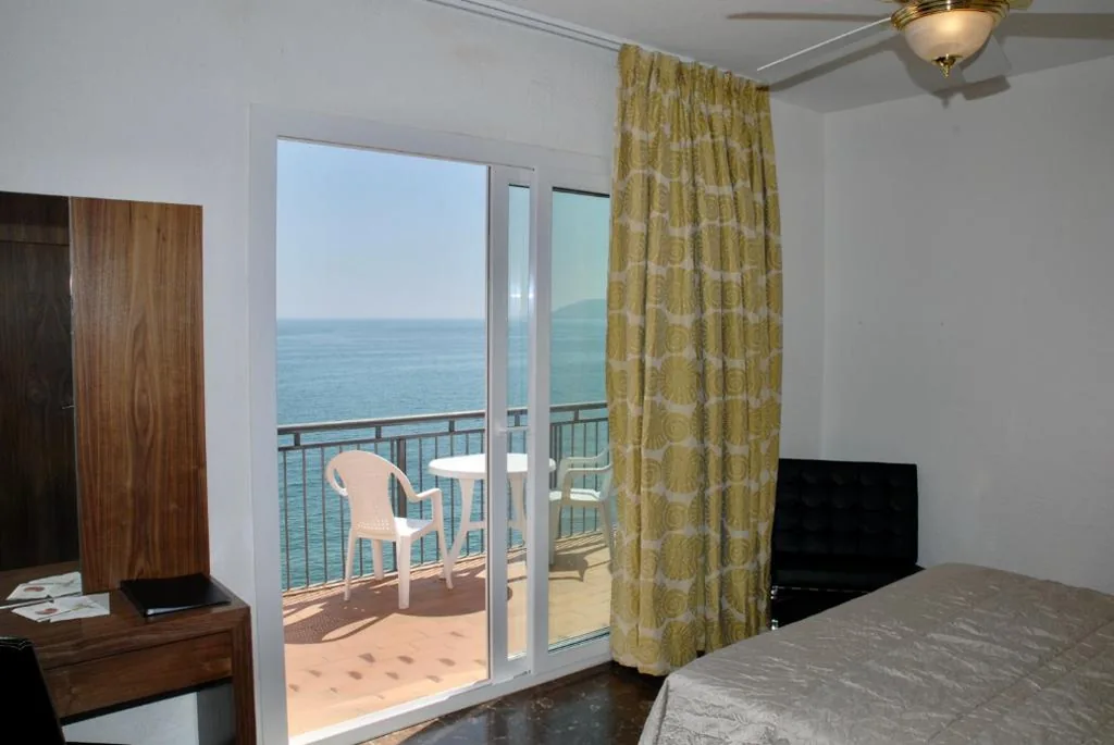 Chambre double avec balcon et vue sur la mer — Hotel Grifeu y Restaurant - Costa Brava
