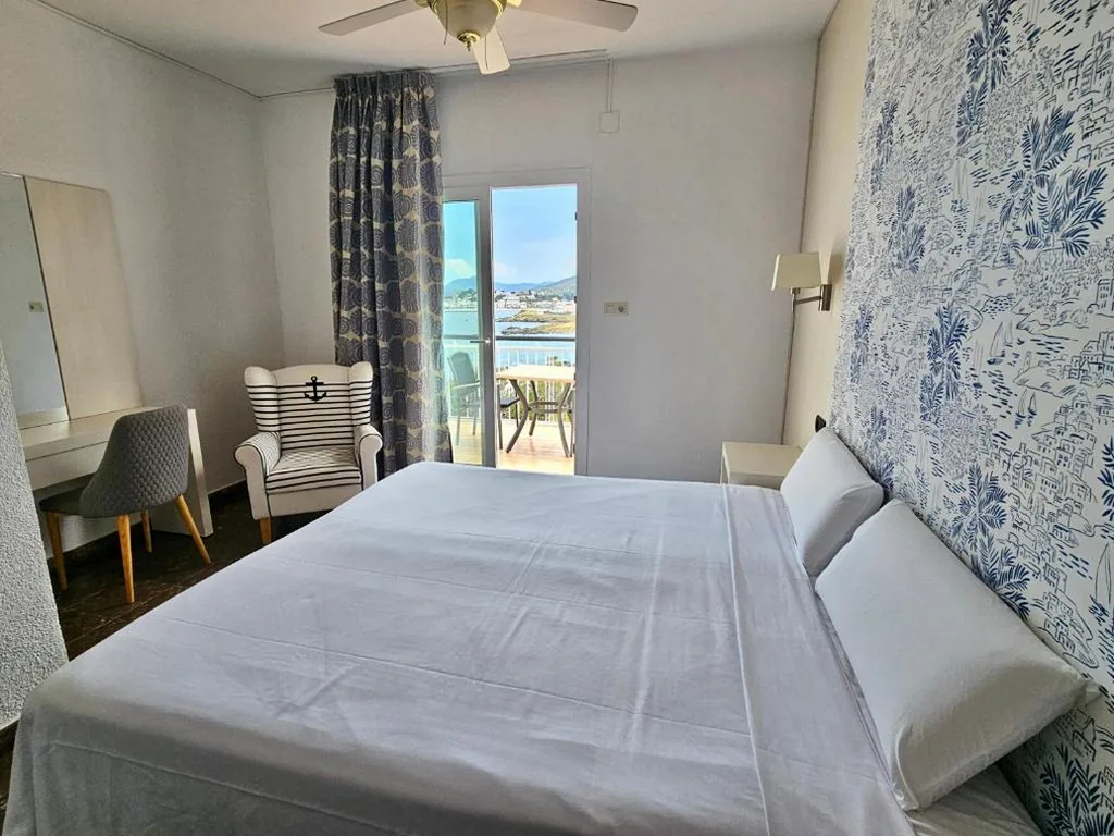 Chambre familiale avec balcon — Hotel Grifeu y Restaurant - Costa Brava