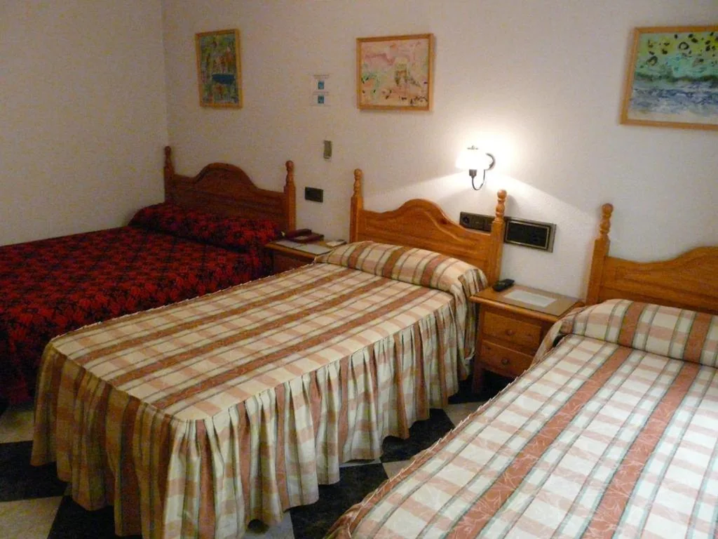 Chambre triple avec baignoire — Hotel Guillermo II
