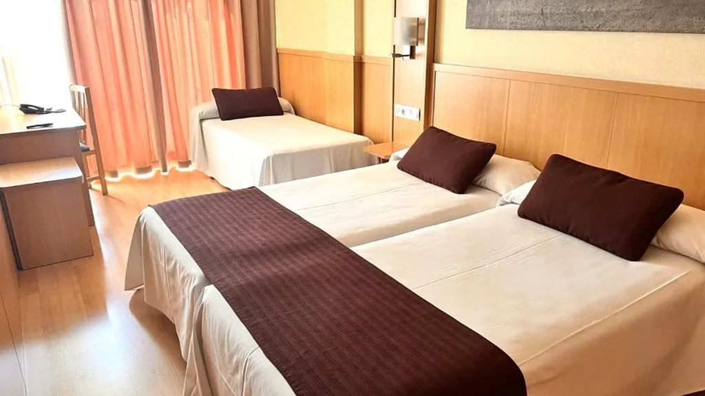 Habitación Triple Deluxe — Hotel Guitart Central Park Aqua Resort