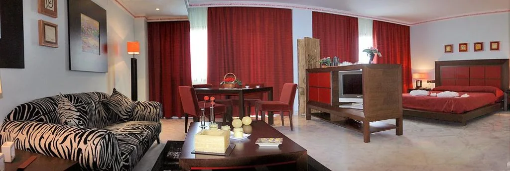 Suite mit Whirlpool-Badewanne und großem Doppelbett — Hotel Hacienda Don Manuel