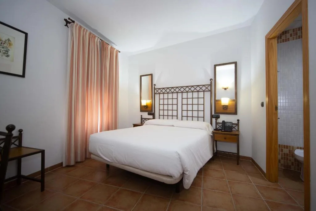 Camera con letto matrimoniale grande — HOTEL HACIENDA SANTA BARBARA