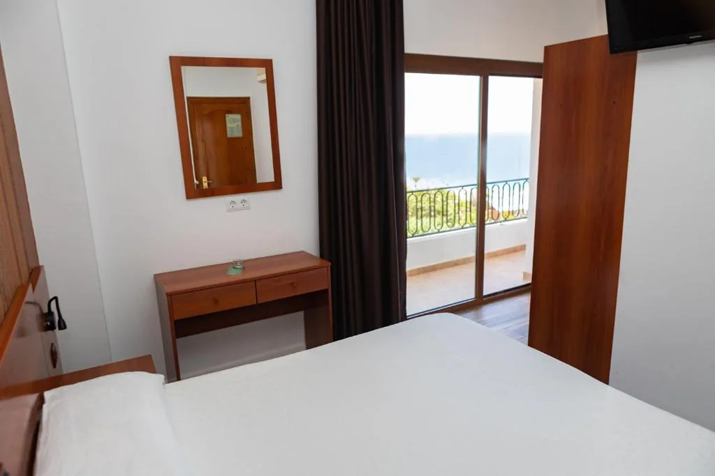 Doppelzimmer mit Meerblick – 1 oder 2 Betten (2 Erwachsene + 1 Kind) — Hotel Haromar