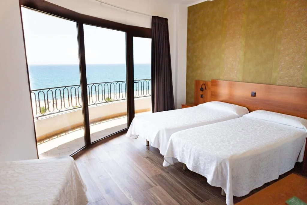 Dreibettzimmer mit direktem Meerblick — Hotel Haromar