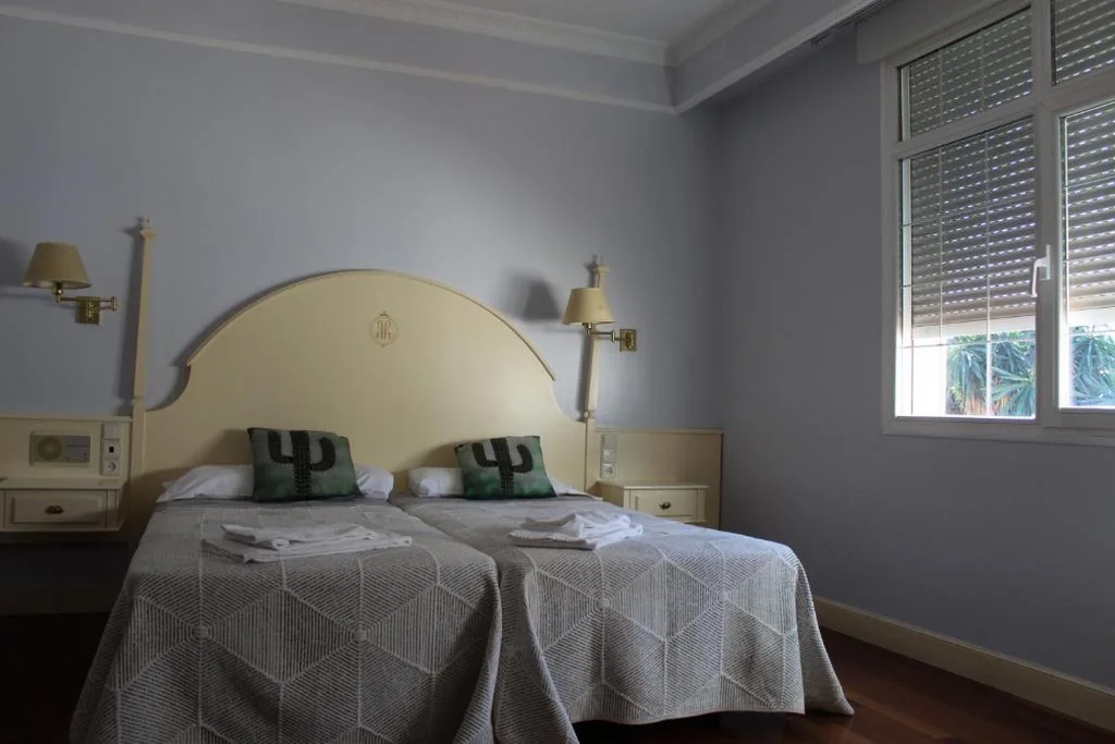 Habitación Doble Estándar - 2 camas — Hotel Harrison Etxea