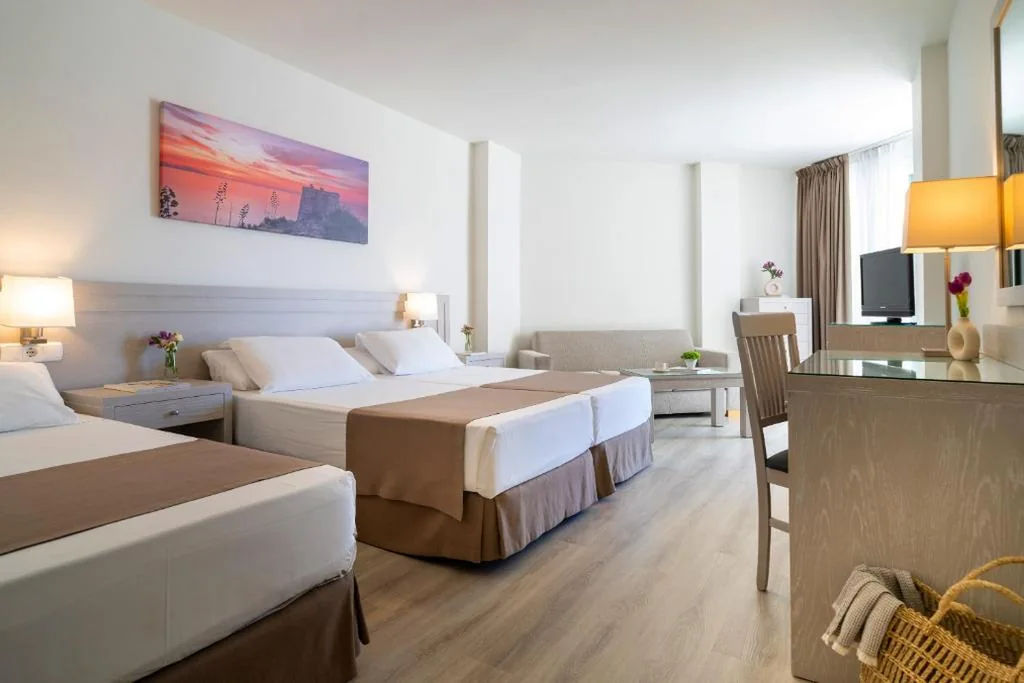 Habitación Triple — Hotel Helios Costa Tropical