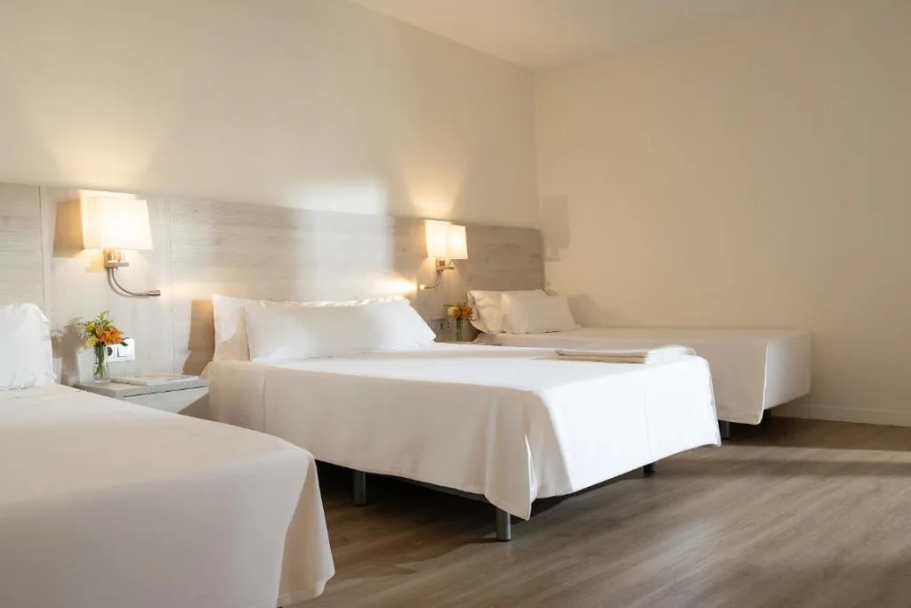 Habitación Doble con balcón (2 adultos + 1 niño) — Hotel Helios Lloret