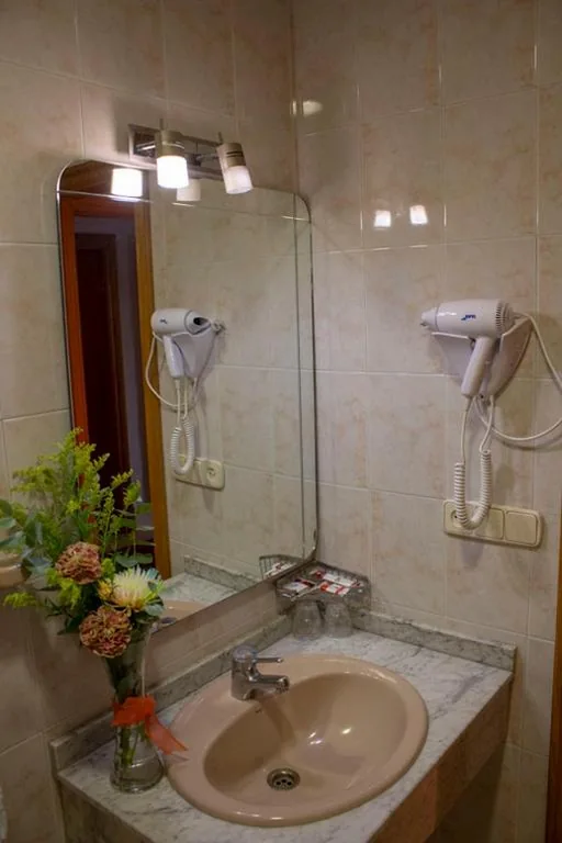 Doppelzimmer mit 2 Betten — Hotel Helmántico