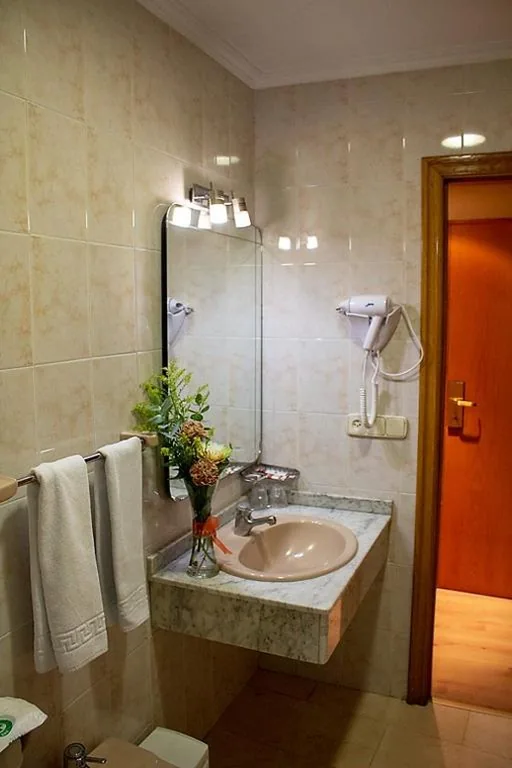 Deluxe Suite mit extra großem Doppelbett — Hotel Helmántico