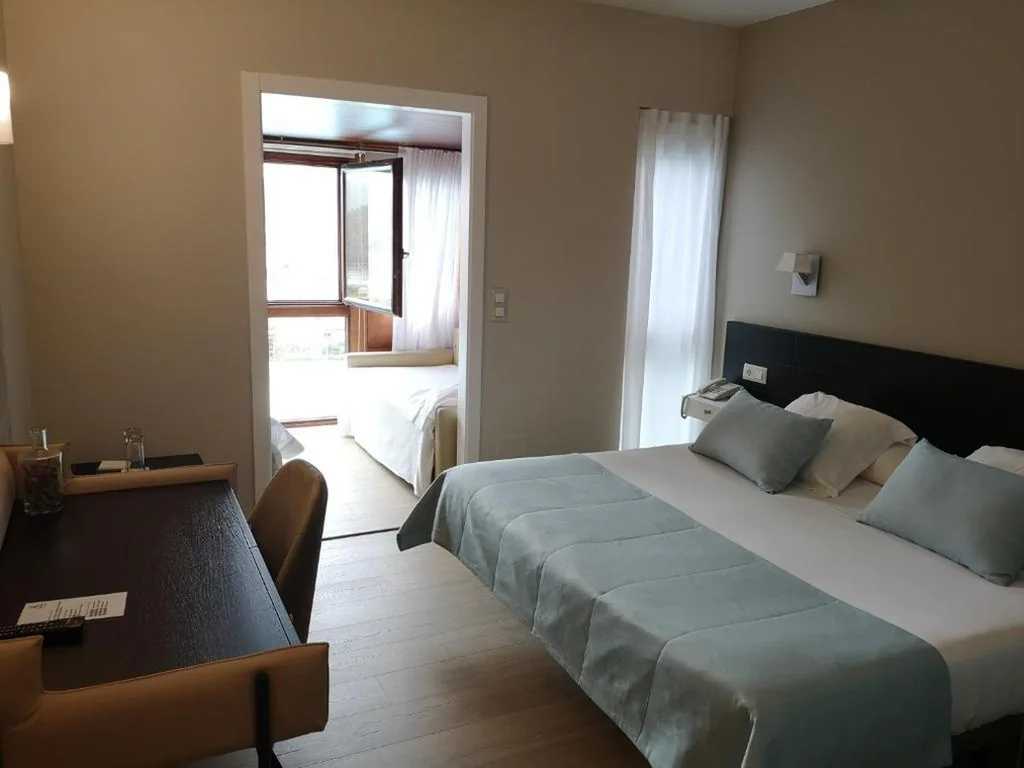 Chambre double supérieure avec vue sur la mer (2 adultes + 1 enfant) — Hotel Herbeira