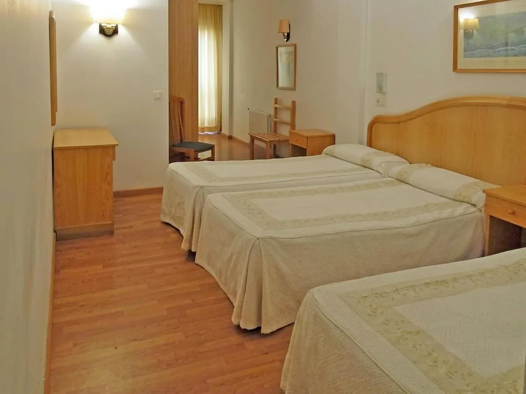 スーペリアトリプルルーム — Hotel Herbiña 3000