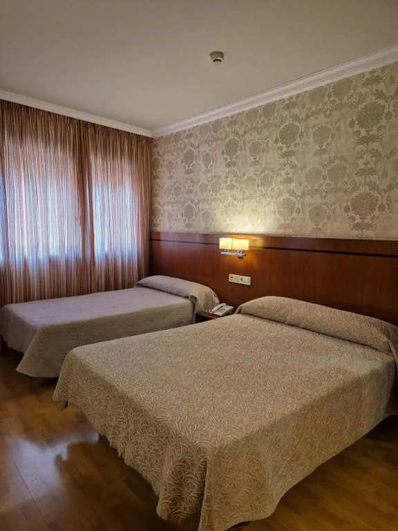 Dreibettzimmer — Hotel HHB Pontevedra Confort