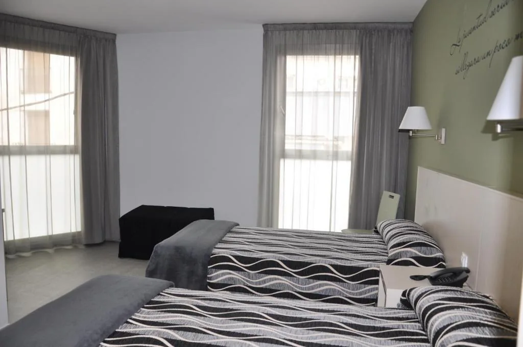 Camera doppia (2 adulti + 1 bambino) - 1 o 2 letti — Hotel HM Alfaro
