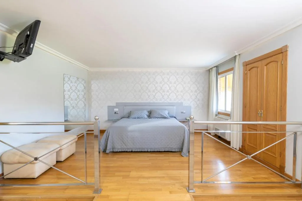 Suite con letto king-size — HOTEL HOLIDAY camino de Santiago por la costa en playa America