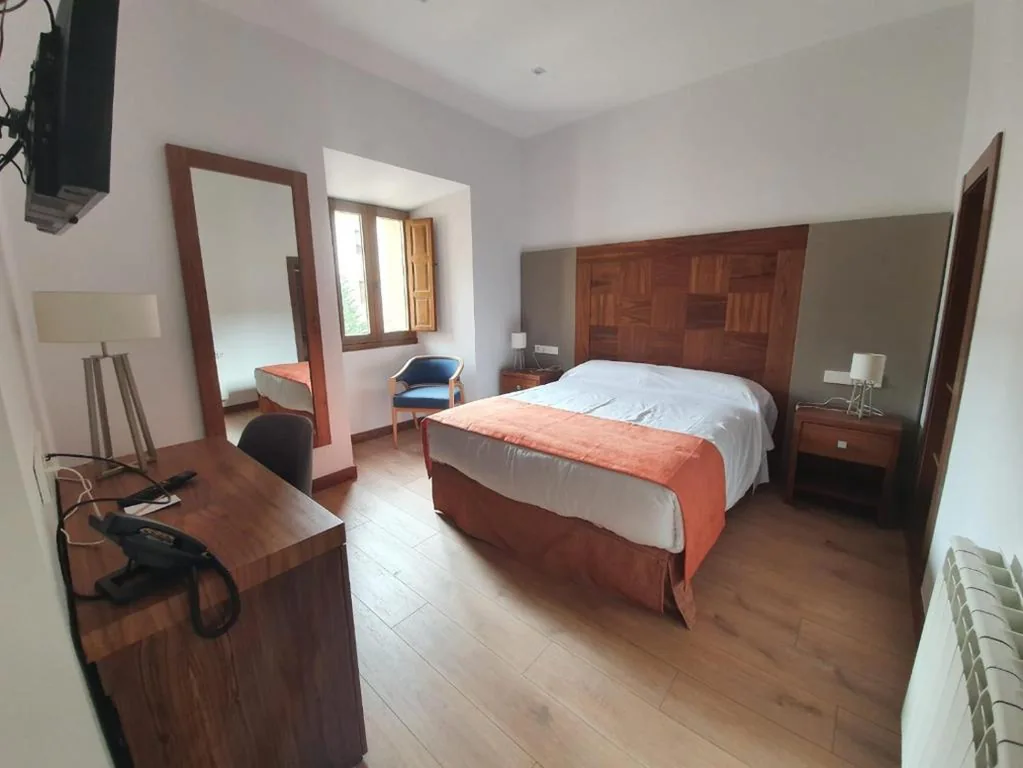 Kamer met groot bed — HOTEL Hospedería Monasterio de La Vid