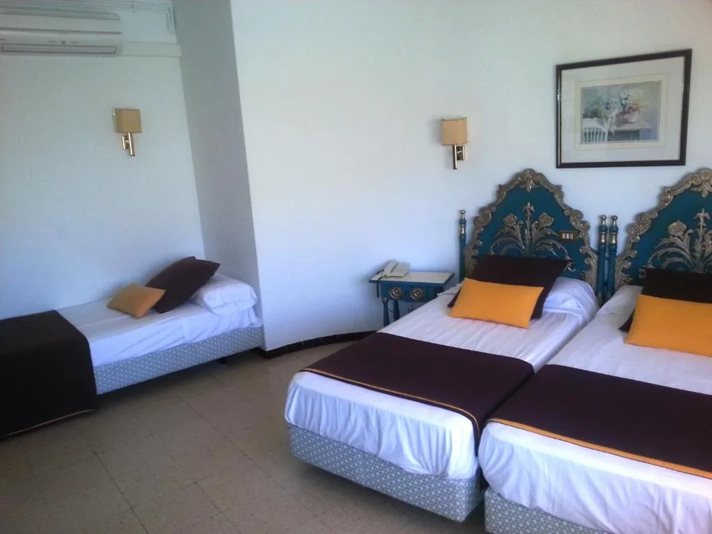 Camera Tripla (2 adulti + 1 bambino) — Hotel Hostal del Sol