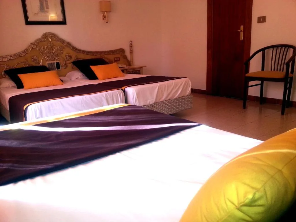 Camera Tripla (3 adulti) — Hotel Hostal del Sol