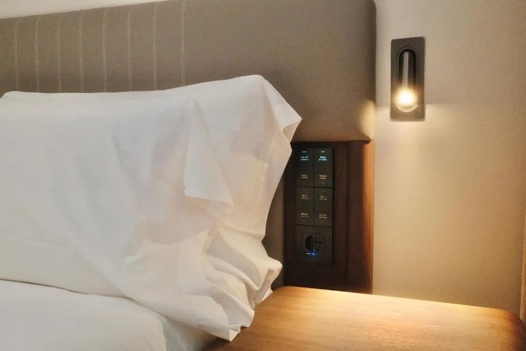 Barrierefreies Doppelzimmer für Personen mit eingeschränkter Mobilität — Hotel Hualton