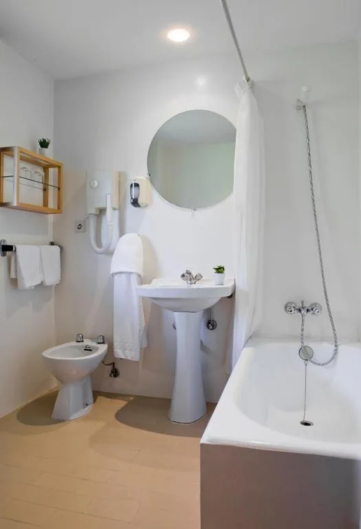 Chambre double avec lit d’appoint — Hotel Ibiltze