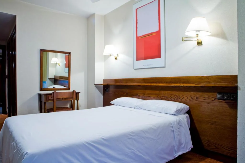 Chambre standard – très grand lit — Hotel Ibiltze