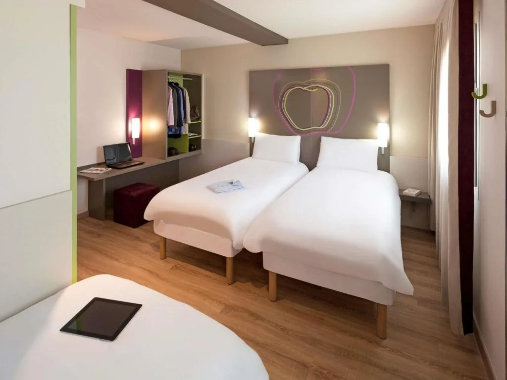Quarto Standard com 1 cama de casal e 2 camas individuais — Hotel Ibis Styles Lleida Torrefarrera