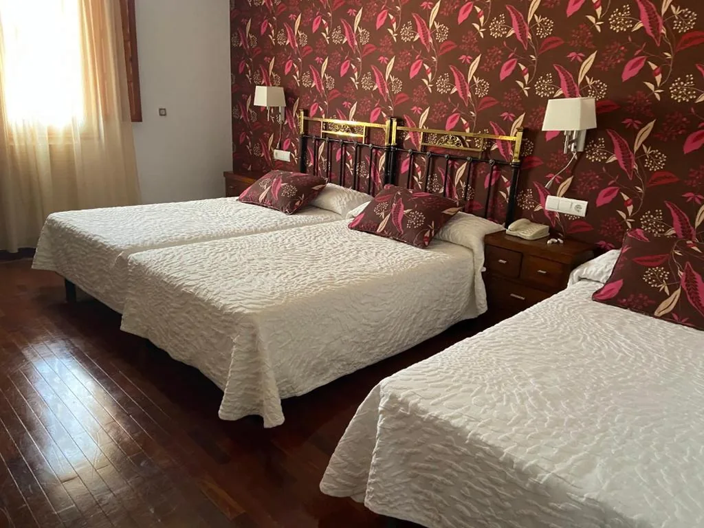 Quarto Triplo Conforto com duche — Hotel II Virrey