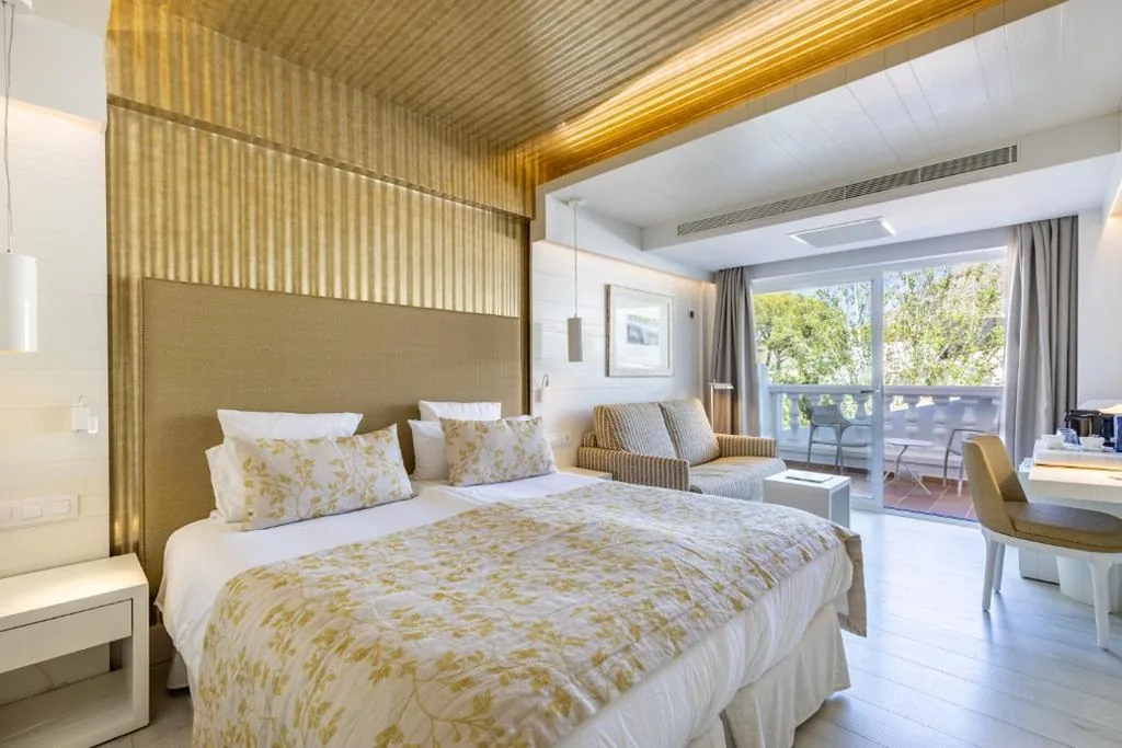 Tweepersoonskamer met zijdelings uitzicht op zee en balkon (2 volwassenen en 1 kind) — Hotel Illa d'Or & Club Apts 4* Sup