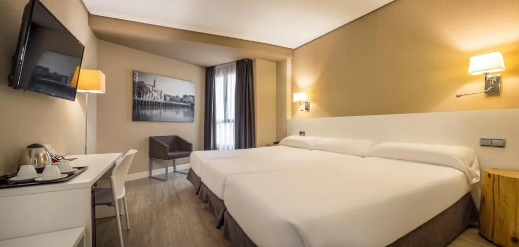 Chambre triple — Hotel ILUNION Abando Bilbao