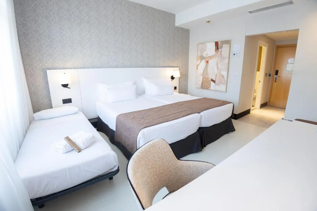 Dreibettzimmer (2 Erwachsene + 1 Kind) — Hotel Ilunion Bilbao