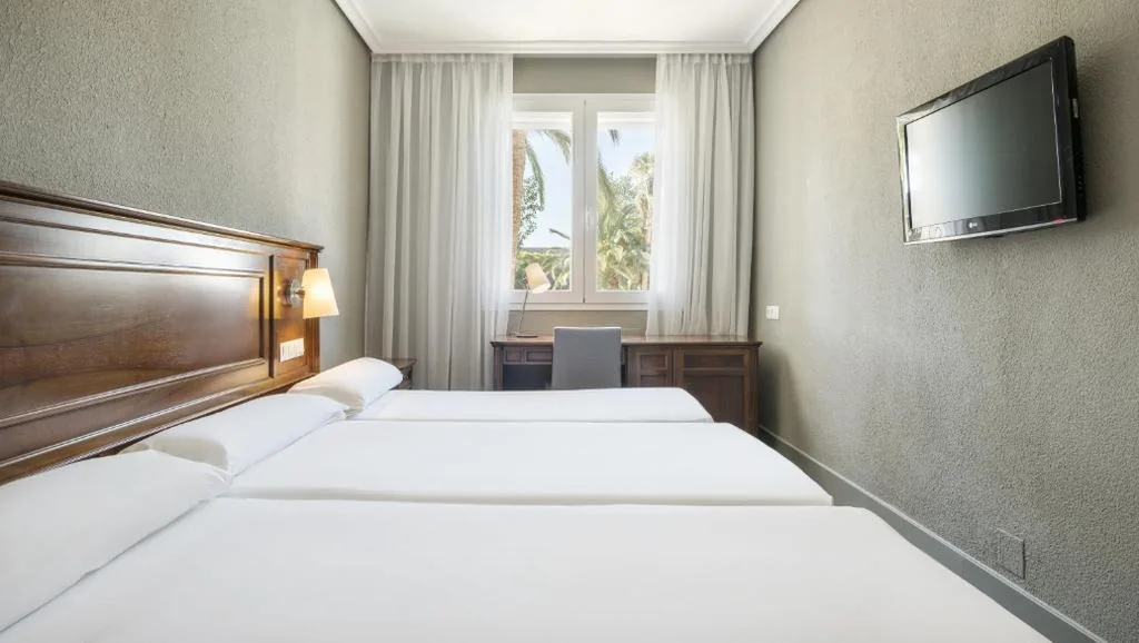 Habitación Doble con cama supletoria (2 adultos + 1 niño) - 2 camas — Hotel Ilunion Las Lomas