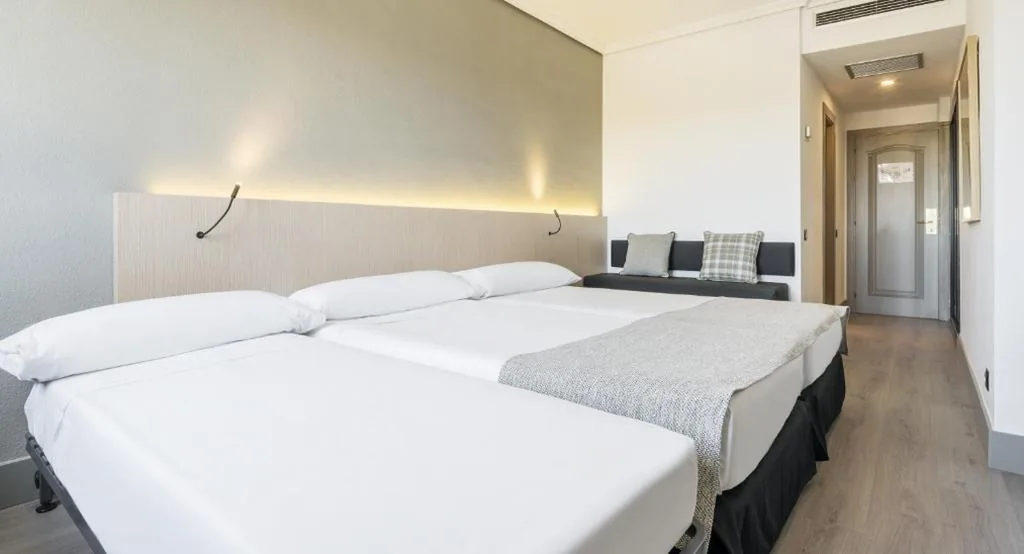 Habitación Doble Premium (2 adultos + 1 niño) — Hotel Ilunion Las Lomas