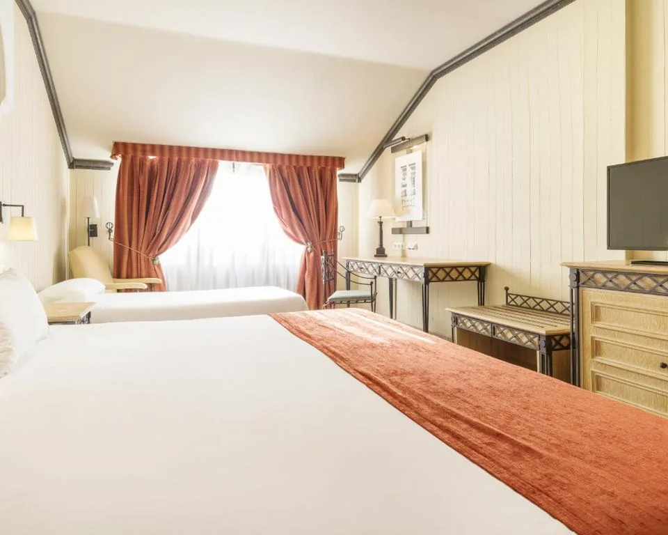 Camera tripla (3 adulti) — Hotel Ilunion Mérida Palace