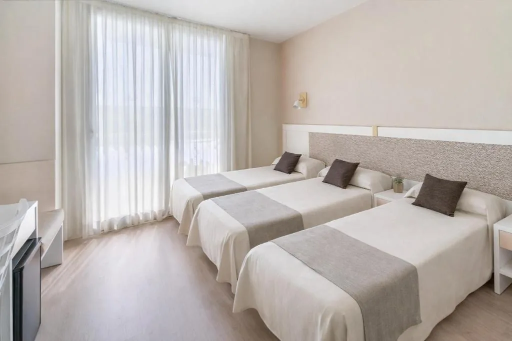 Camera doppia con letto aggiuntivo (3 adulti) — Hotel Indalo Park